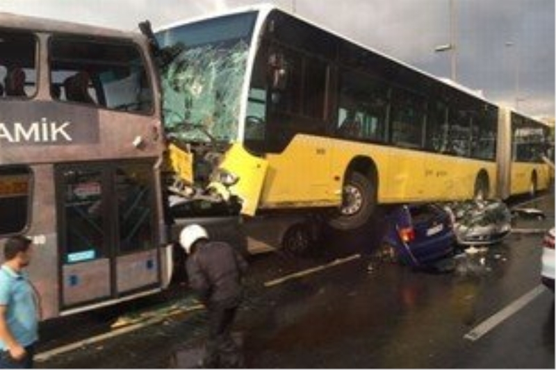 Metrobüs D-100`e girip kaza yaptı!
