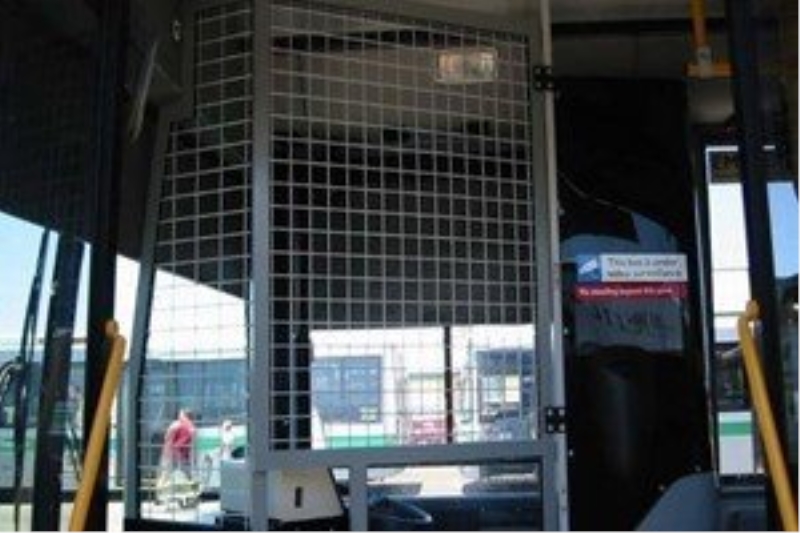 Metrobüs ve otobüslerde şoföre saldırıyı dünya paravanla önlüyor
