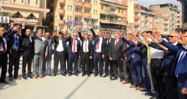 MHP?nin Hakkari İl Başkanlığı Bürosu Açıldı, Partililer Bozkurt İşaretiyle Poz Verdi