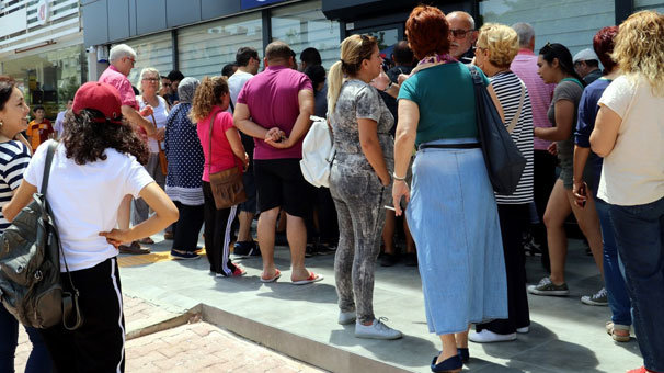 Nüfus müdürlükleri önünde seçim kuyruğu!