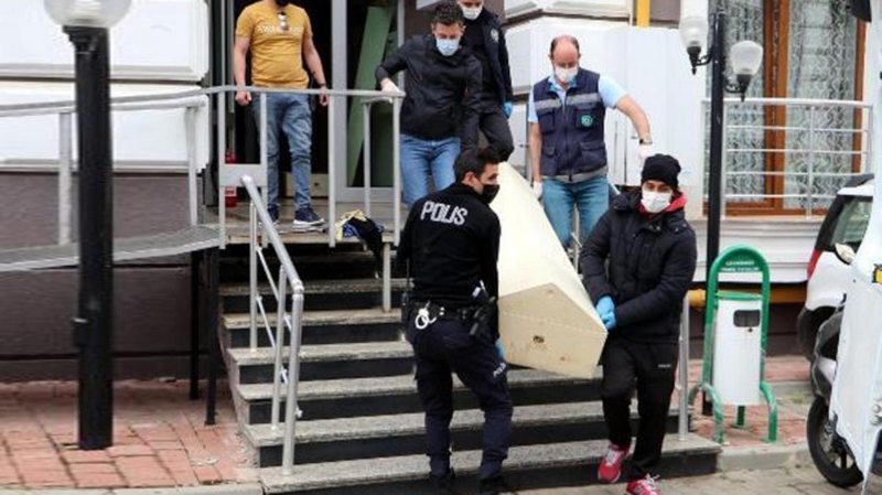 Odaya giren kadın, kızının cansız bedenini yerde kocasını ise tavandan iple asılmış bir halde buldu