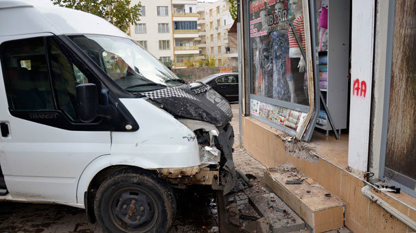 Öğrenci servisi kaza yaptı: 15 yaralı