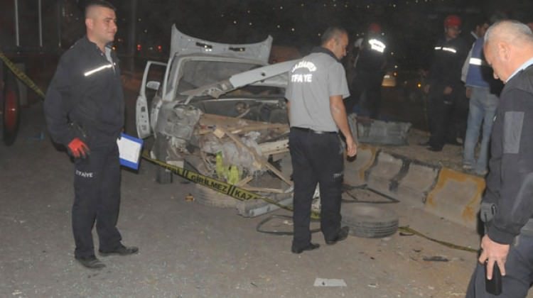Otomobil TIR'a çarptı: 1 ölü, 2 yaralı