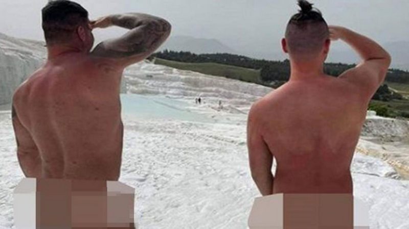 Pamukkale travertenlerinde çıplak fotoğraf çektiren turistlere tepki yağdı