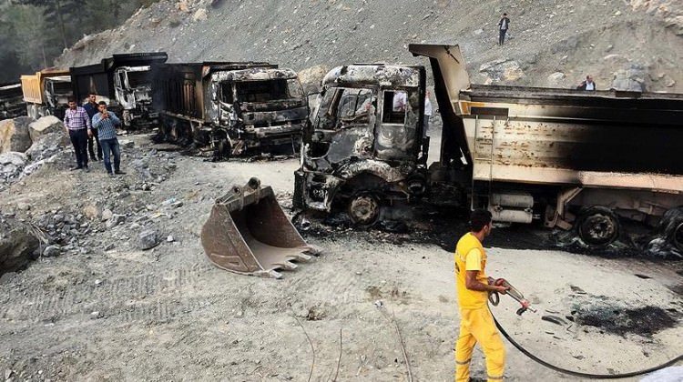 PKK'lı teröristler iş makinesi ve araç yaktı