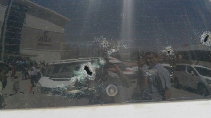 PKK'lılar sivil minibüsü taradı: 1 yaralı