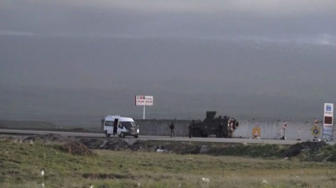 PKK`lılar yol kesip araç yaktı