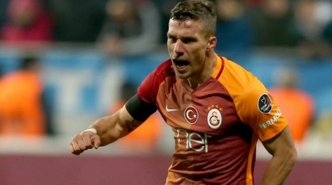 Podolski el üstünde tutuluyor