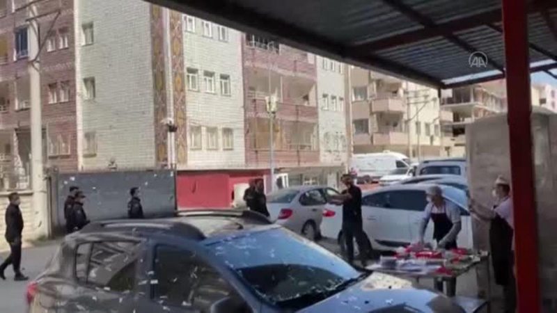 Polislere pastalı sürpriz kutlama