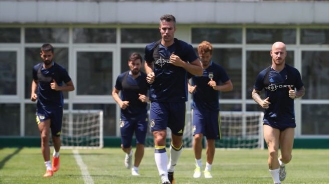 Robin van Persie ilk kez sahaya indi