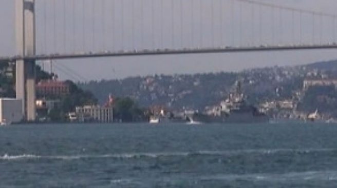 Rus savaş gemisi İstanbul Boğazı`ndan geçti