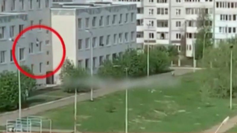 Rusya`da okula düzenlenen kanlı saldırıda bazı öğrenciler canlarını kurtarmak için camdan atladı