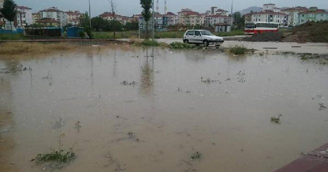 Sağanak yağmur su baskınlarına neden oldu