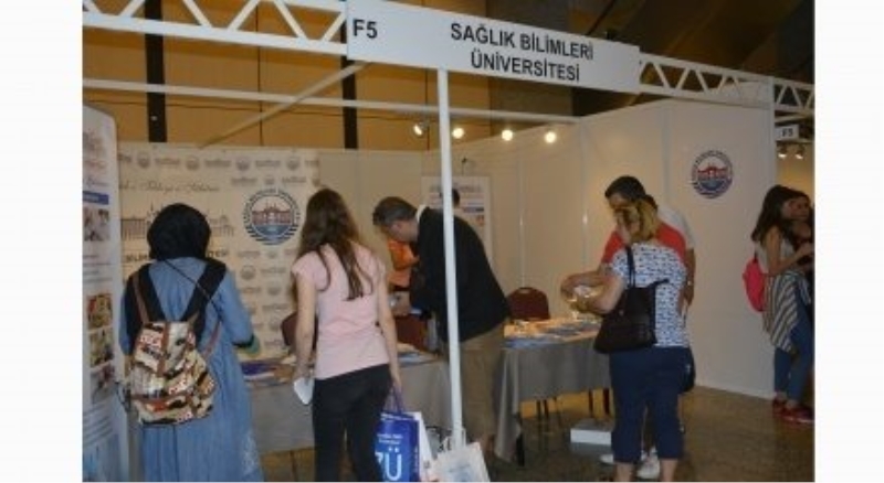 Sağlık Bilimleri Üniversitesi aday öğrencileri tanıtım standında ağırladı