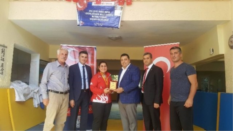 Sağlık-Sen`den Mesme Taşbağ`a Plaket