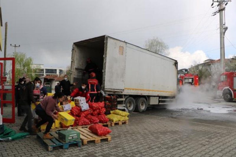 Sakarya`da, markete ürün taşınan kamyon yandı