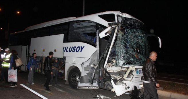 Samsun`da otobüs kamyona arkadan çarptı: 2`si ağır 5 kişi yaralı