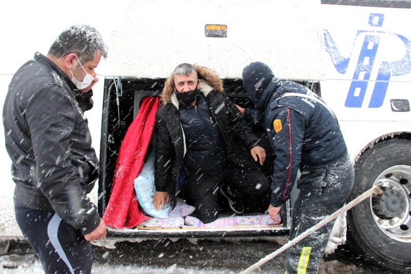 Şarampole kayan otobüsteki 24 kişi bagajdan tahliye edildi