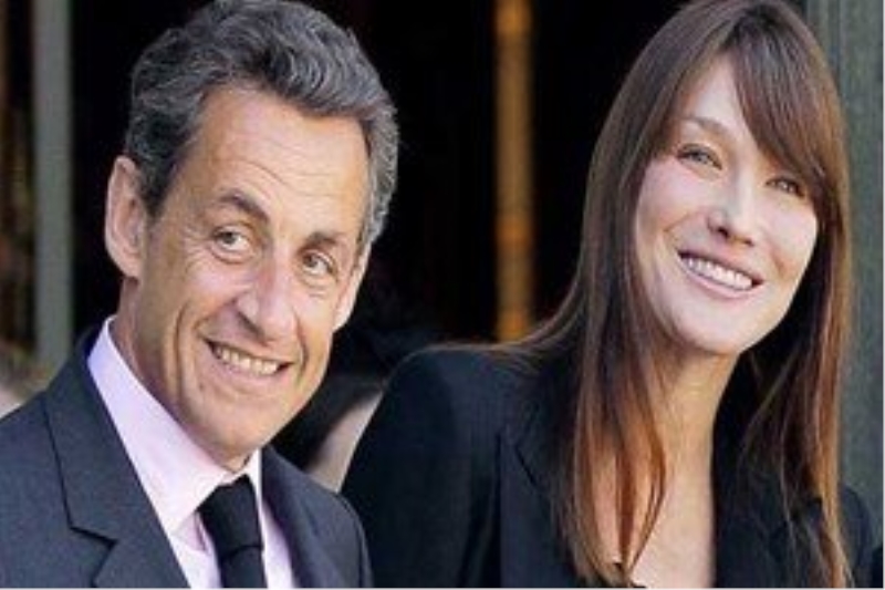 Sarkozy eşinin memelerini bakanlara sormuş!