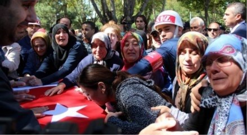 Şehidin 1 aylık nişanlısından yürek yakan veda