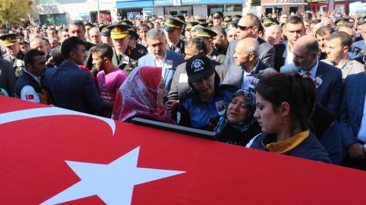 Şehit annesi, oğlunun cenaze namazında saf tuttu