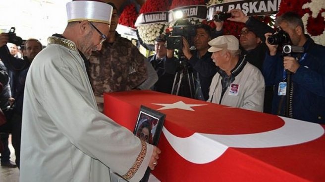 Şehit polisin cenaze namazını imam babası kıldırdı