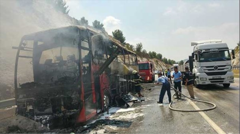 Seyir halindeki yolcu otobüsü yandı, yolcular son anda kurtarıldı