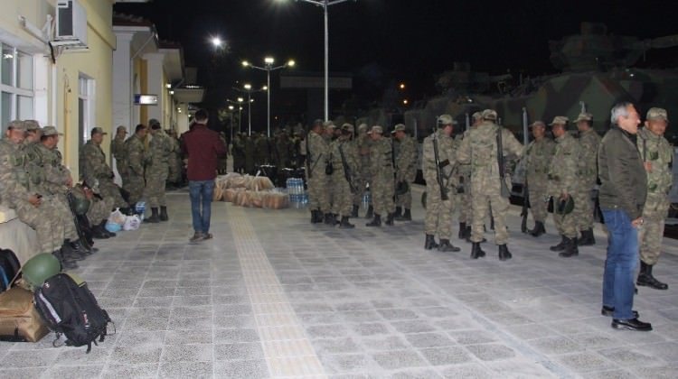 Sınırlarda her ihtimale hazır bekliyoruz