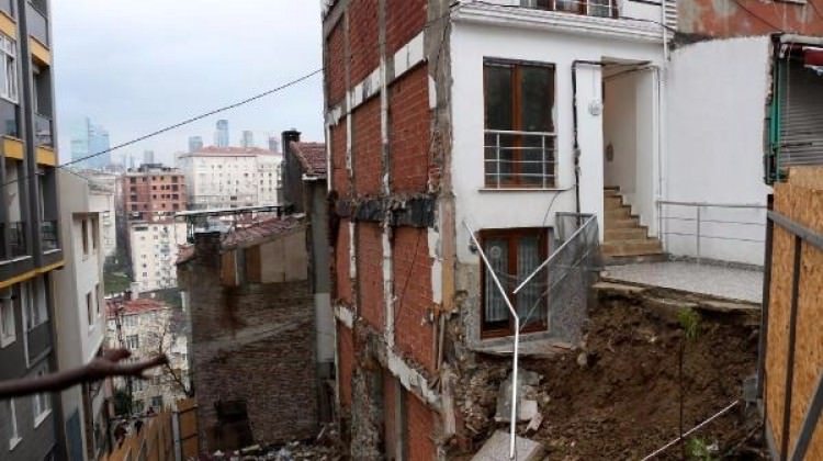 Şişli'de toprak kayması paniğe yol açtı