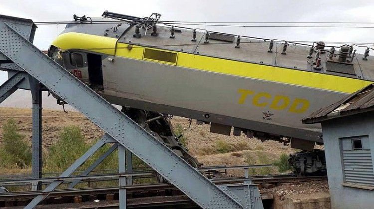 Sivas'ta yük treni ile manevra treni çarpıştı