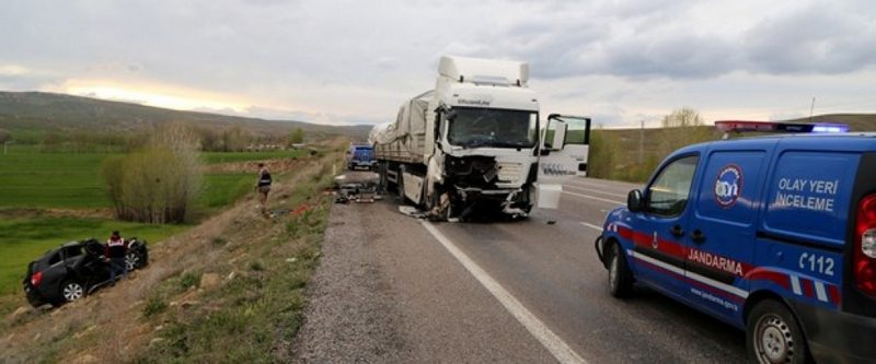 SİVAS`TA TIR İLE JEEP ÇARPIŞTI