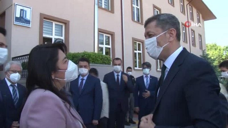 Son dakika haber: Milli Eğitim Bakanı Selçuk, Çanakkale Şehitler Abidesi`ni ziyaret etti