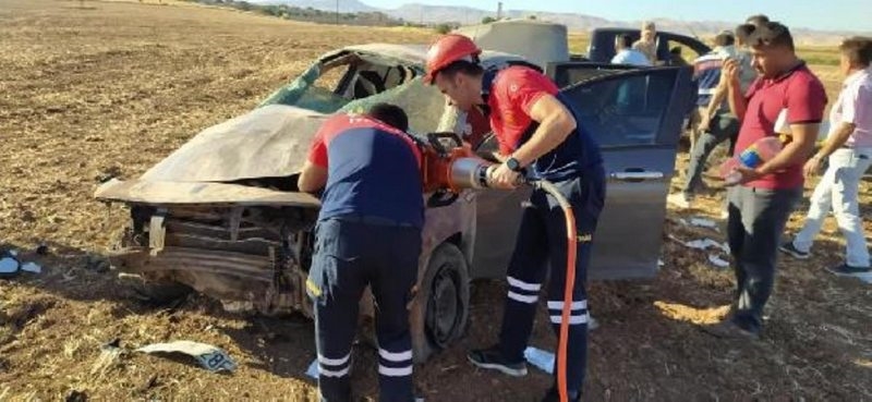 Son dakika haberi! Mardin`de kaza yapan otomobilde sıkışan sürücüyü itfaiye kurtardı