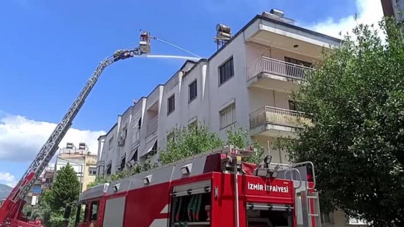 Son dakika haberi! Ödemiş`te bir apartmanın çatısında çıkan yangın söndürüldü