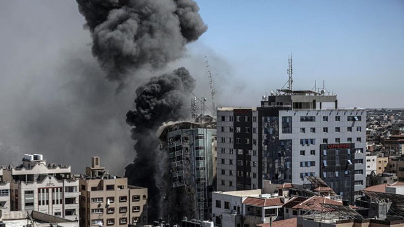 Son Dakika! İsrail, Gazze`de uluslararası televizyonların bulunduğu 13 katlı bir binayı vurdu