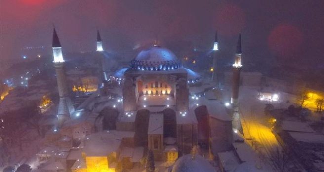 Sultanahmet`te eşsiz kar manzarası havadan görüntülendi
