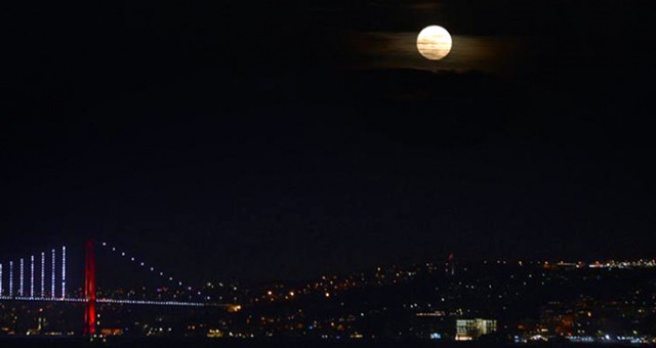 Süper Ay İstanbul Semalarını Aydınlattı, Kartpostallık Fotoğraflar Çekildi