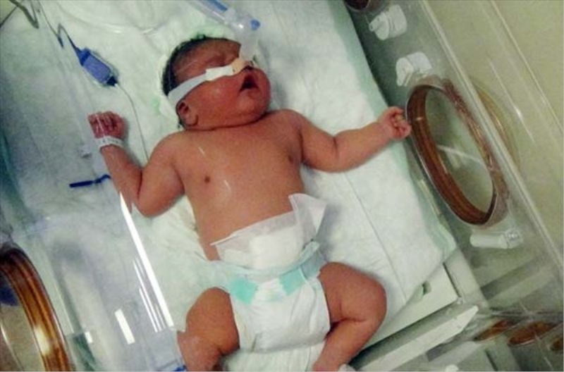 Suriyeli kadın 5.75 kiloluk bebek dünyaya getirdi