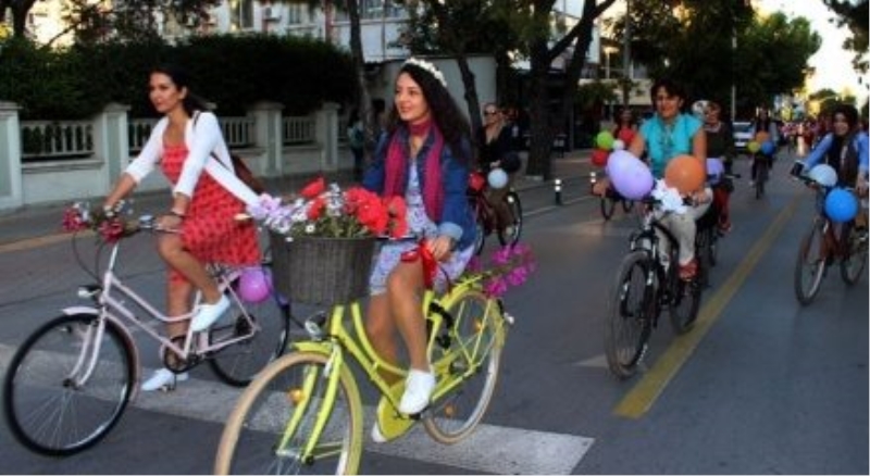 Süslü kadınlar bisiklete dikkat çekti