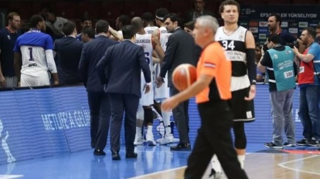 Takımı sahadan çeken Anadolu Efes`e ceza yağdı