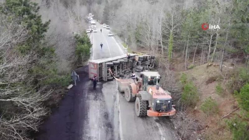 Takla atan tır 3 saat yolu ulaşıma kapattı