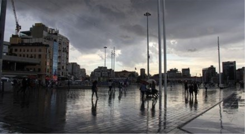 Taksim?de vatandaşlar yağmura hazırlıksız yakalandı