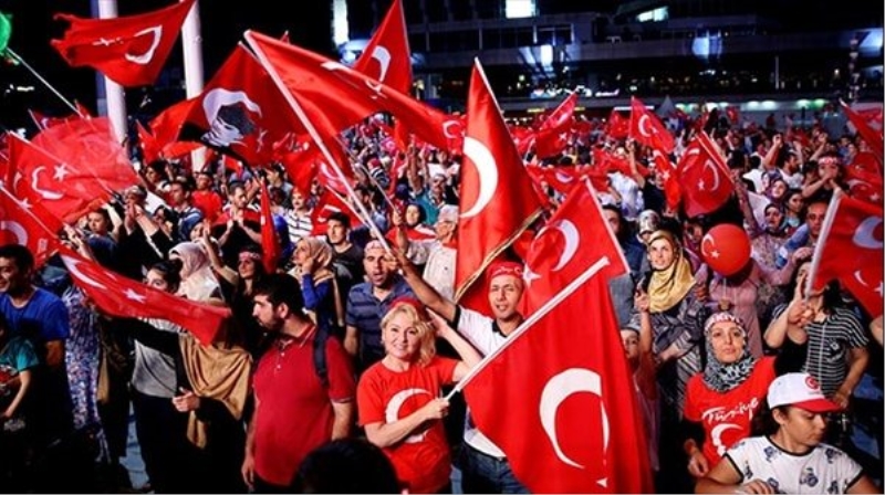 Taksim`deki demokrasi nöbetine 10 ilçenin belediye başkanı da katıldı