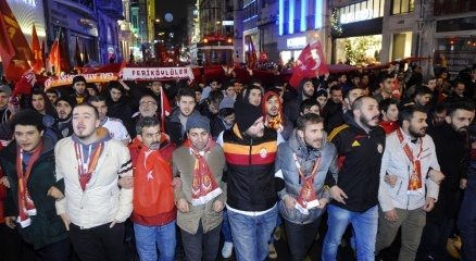 Taraftarlar teröre karşı bir arada