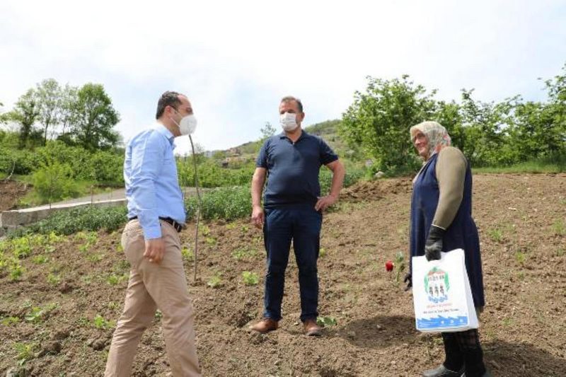 TARLADAKİ ANNELERE KAHVE FİNCANI VE GÜLLÜ JEST