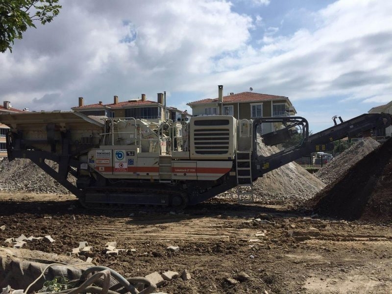 Tekirdağ Büyükşehir Belediyesi`nin 4,5 milyonluk taş kırma makinesini çaldılar
