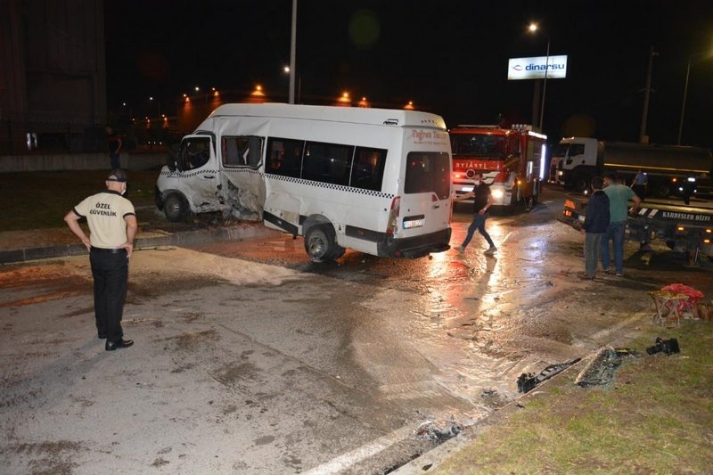 Tekirdağ`da işçi servisi ve otomobil çarpıştı: 8 yaralı