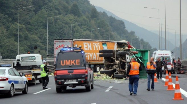 TEM`de kaza! İstanbul yönü ulaşıma kapandı
