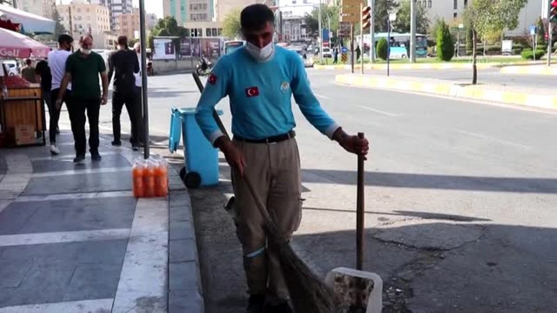 Temizlik işçisi bulduğu 35 bin lirayı sahibine teslim etti