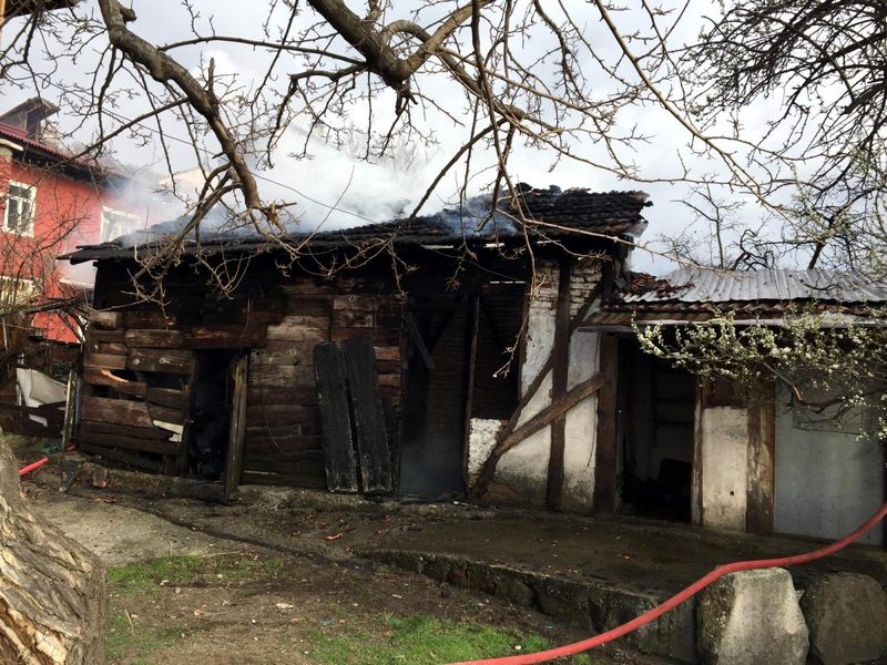 Tosya`da ahşap ev yandı